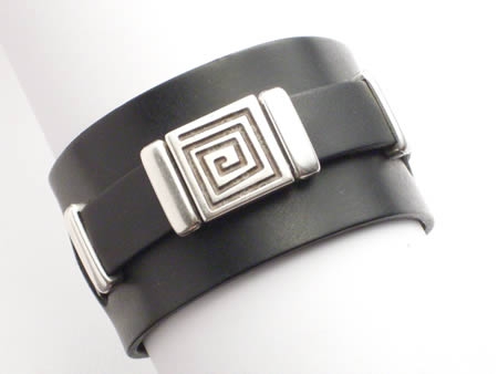 Lederarmband mit versilberter Verzierung Meander, 4 cm, schwarz