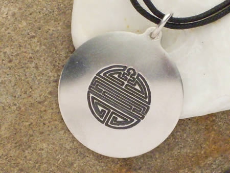 Silberamulett chinesisches Zeichen für Langlebigkeit