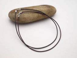 Halsband aus 2 mm Rindleder-Rundriemen mit Silberverschluss